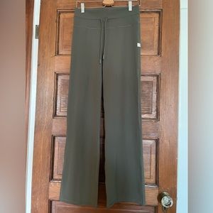 Vuori Daily Wideleg Pants